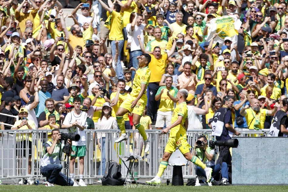 詹姆斯是公 詹姆斯是公